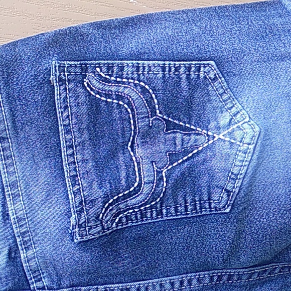 NIB Women's Ripped Raw Hem Denim Shorts, Slim Fit Stretchy Size 0 - Picture 4 of 7